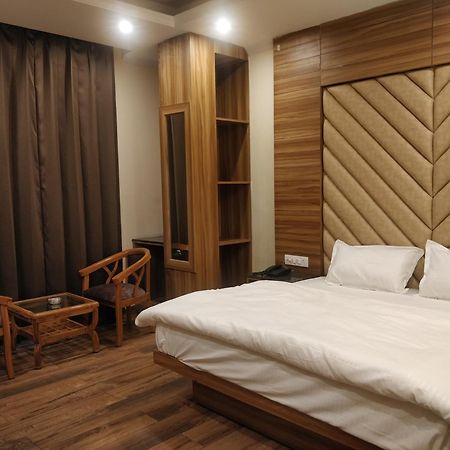 Pinnacle Vesta Homestay Масурі Екстер'єр фото