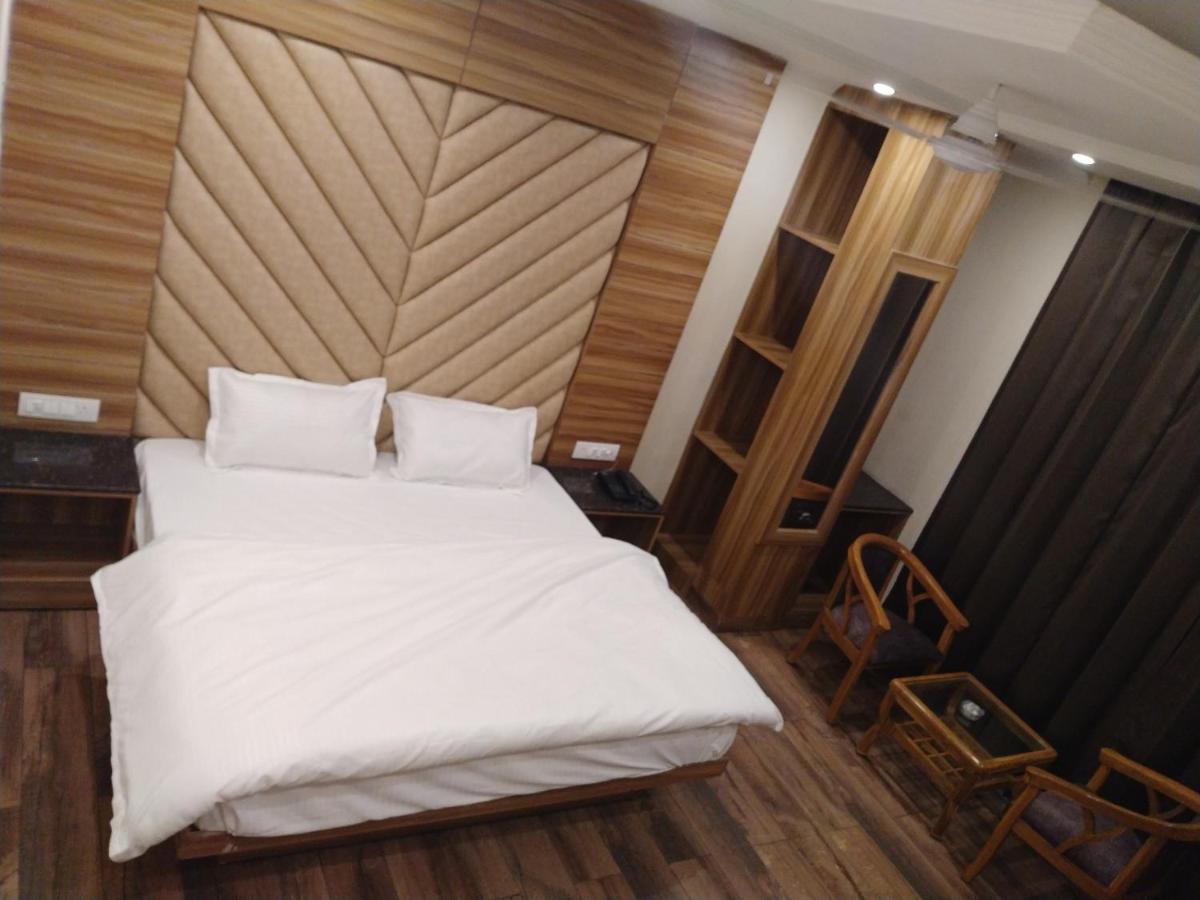 Pinnacle Vesta Homestay Масурі Екстер'єр фото