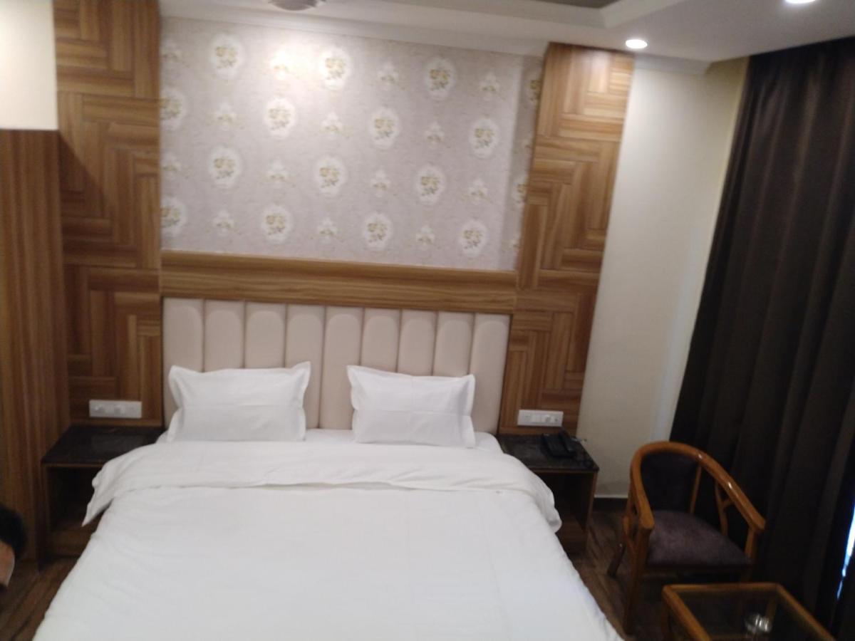 Pinnacle Vesta Homestay Масурі Екстер'єр фото