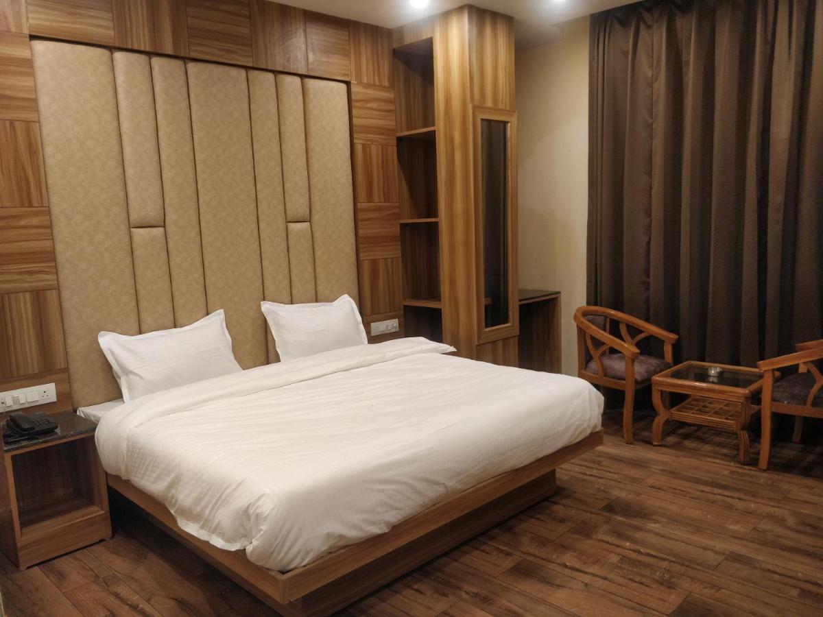 Pinnacle Vesta Homestay Масурі Екстер'єр фото