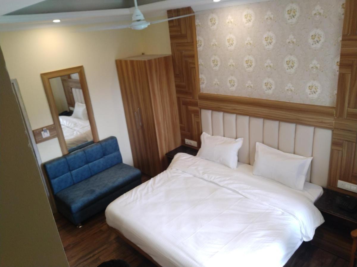 Pinnacle Vesta Homestay Масурі Екстер'єр фото