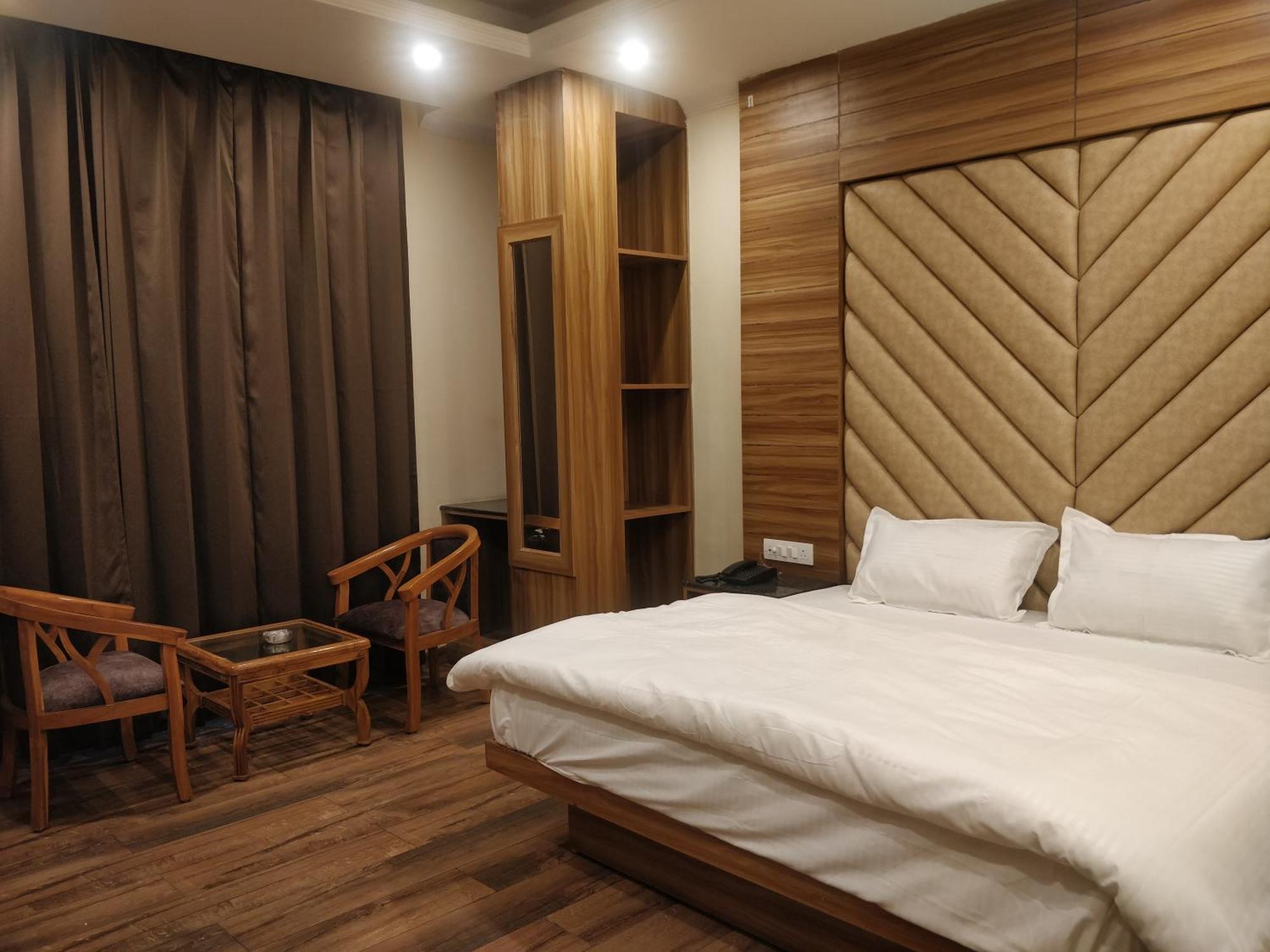 Pinnacle Vesta Homestay Масурі Екстер'єр фото