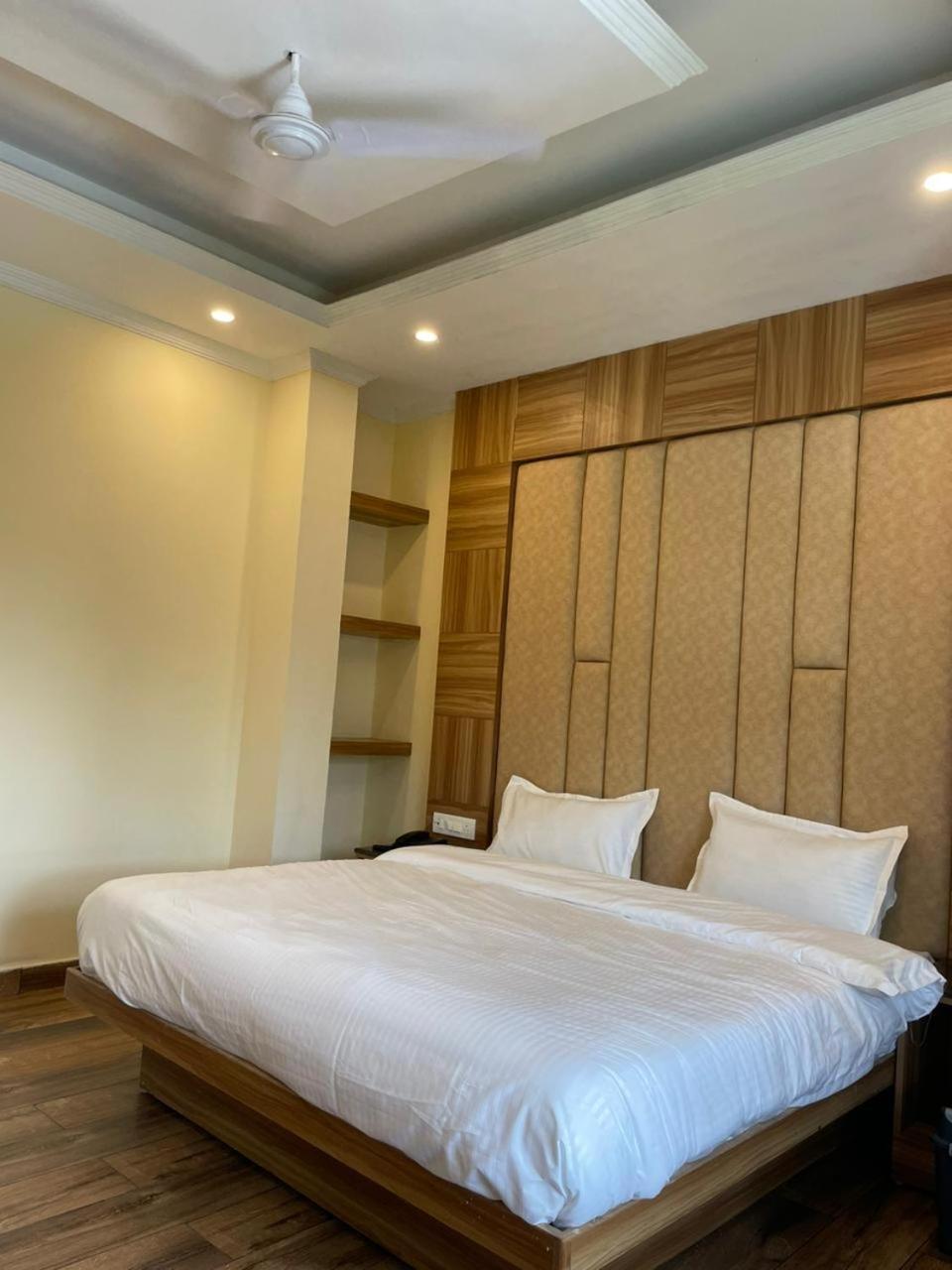 Pinnacle Vesta Homestay Масурі Екстер'єр фото