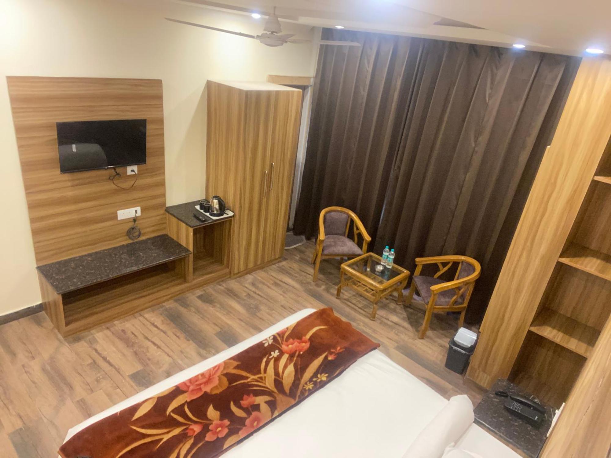 Pinnacle Vesta Homestay Масурі Екстер'єр фото