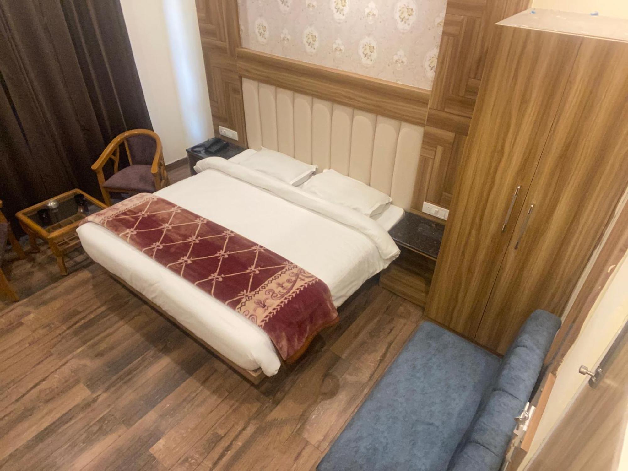 Pinnacle Vesta Homestay Масурі Екстер'єр фото