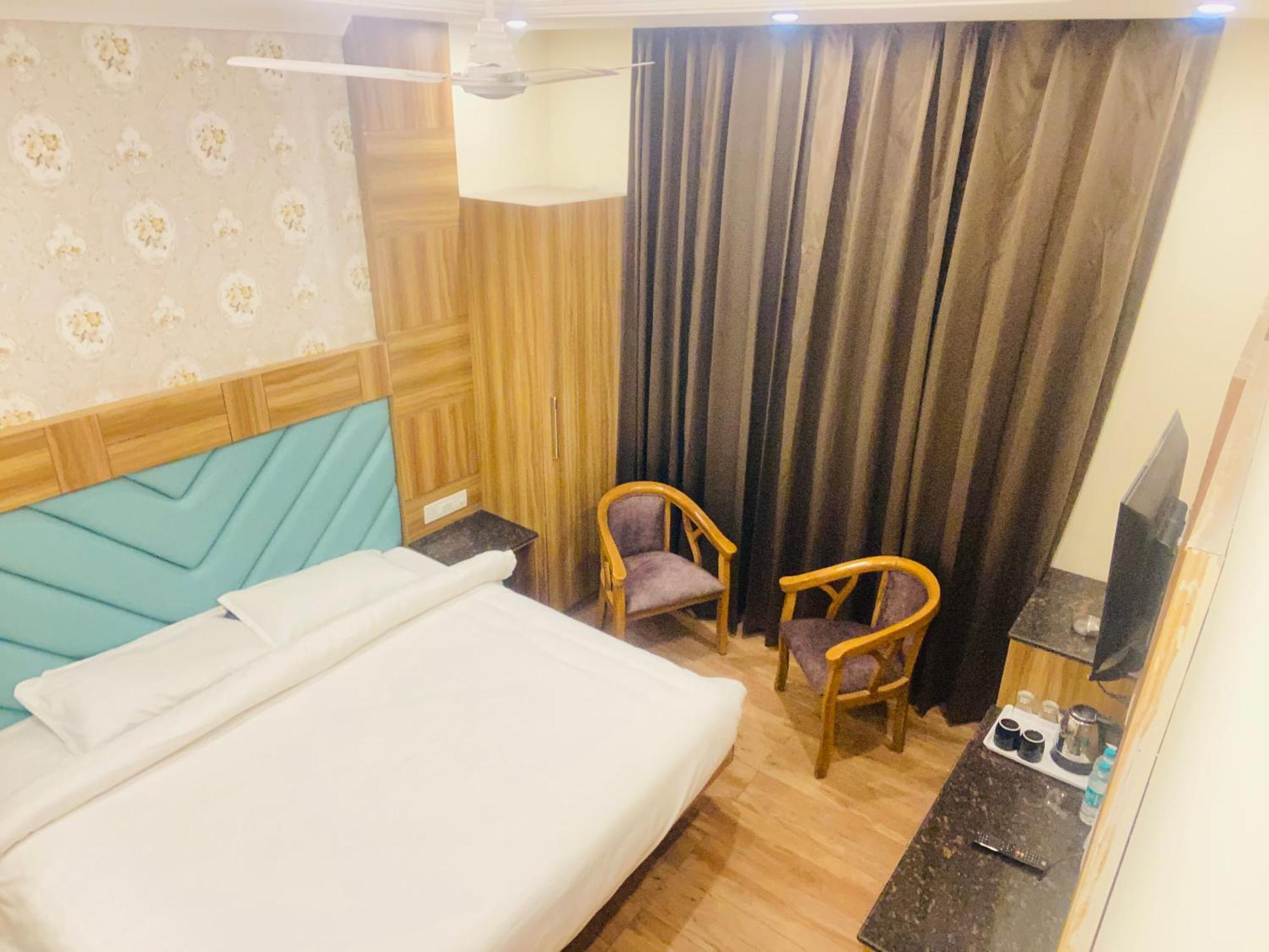 Pinnacle Vesta Homestay Масурі Екстер'єр фото