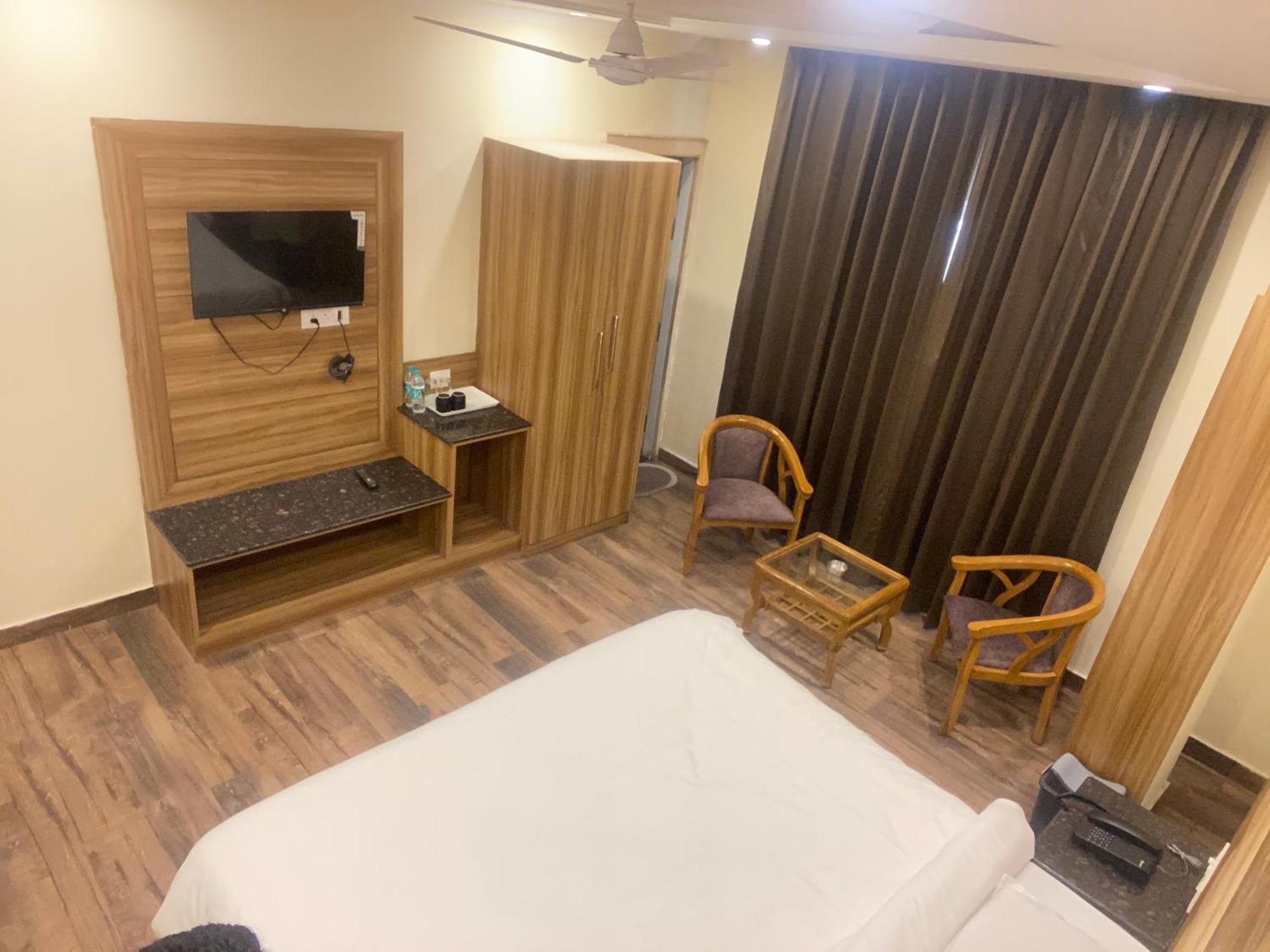 Pinnacle Vesta Homestay Масурі Екстер'єр фото