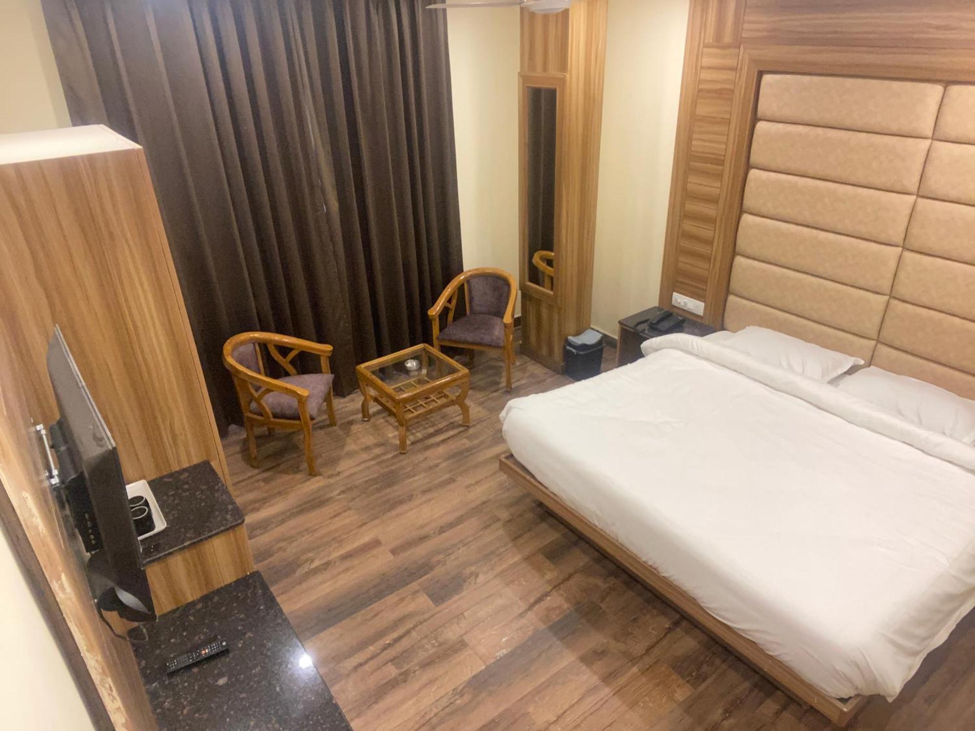 Pinnacle Vesta Homestay Масурі Екстер'єр фото